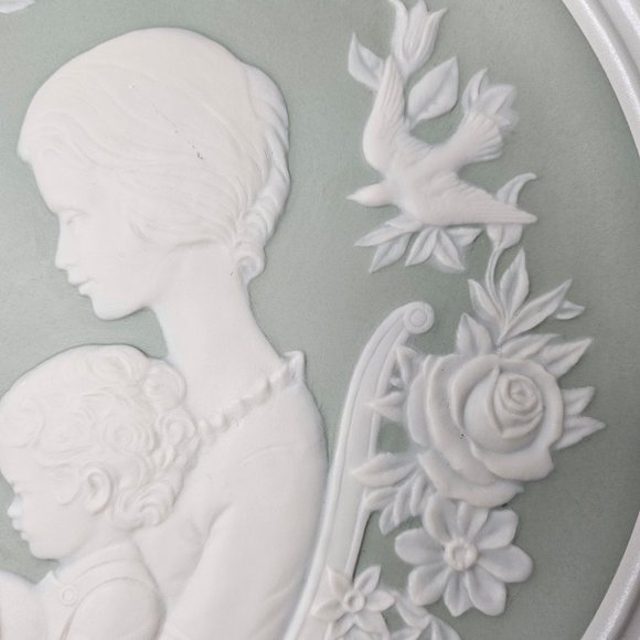 Franklin Porcelain by Adelaide Sundin Mothers Day 1977 Soft Green and Ivory - Picture 6 of 10